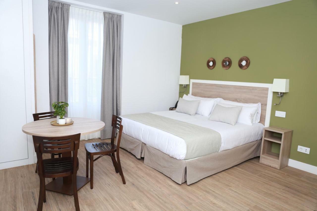 New Point Opera Aparthotel Мадрид Екстериор снимка