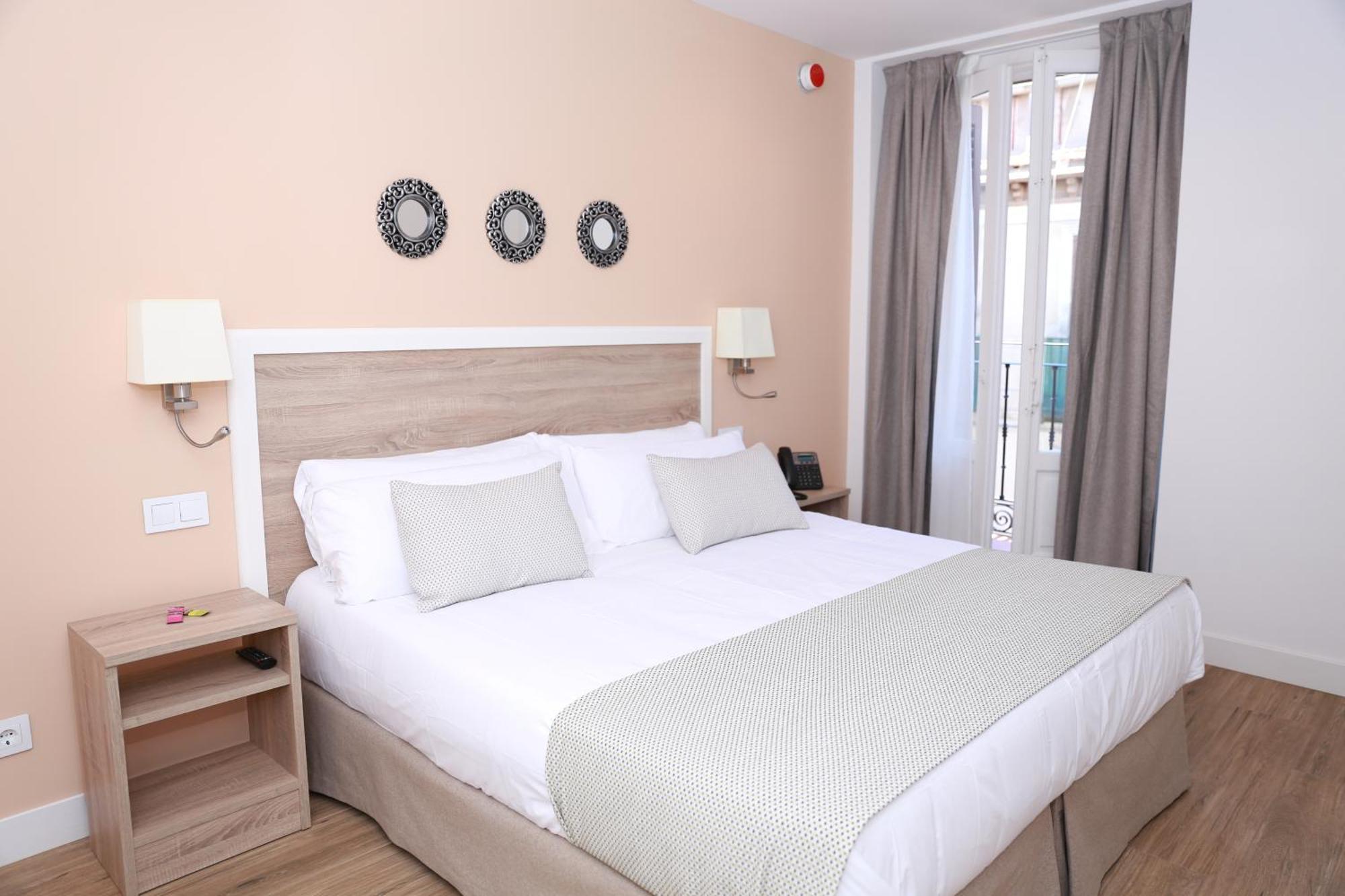 New Point Opera Aparthotel Мадрид Екстериор снимка